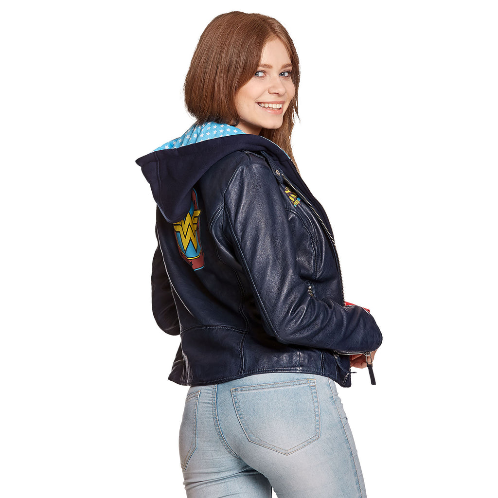 Zdjęcie produktu Wonder Woman - Skórzana kurtka z logo i kapturem, niebieska