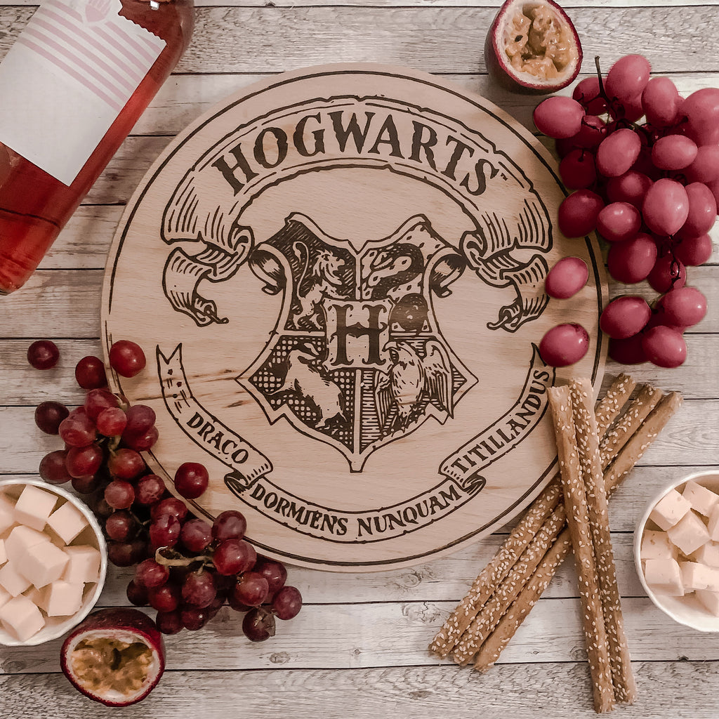 Zdjęcie produktu Harry Potter - Deska do krojenia z herbem Hogwartu Bukowa