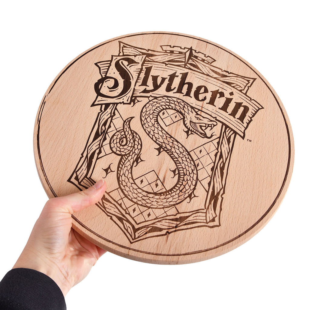 Zdjęcie produktu Harry Potter - Deska do krojenia z herbem Slytherinu, bukowa
