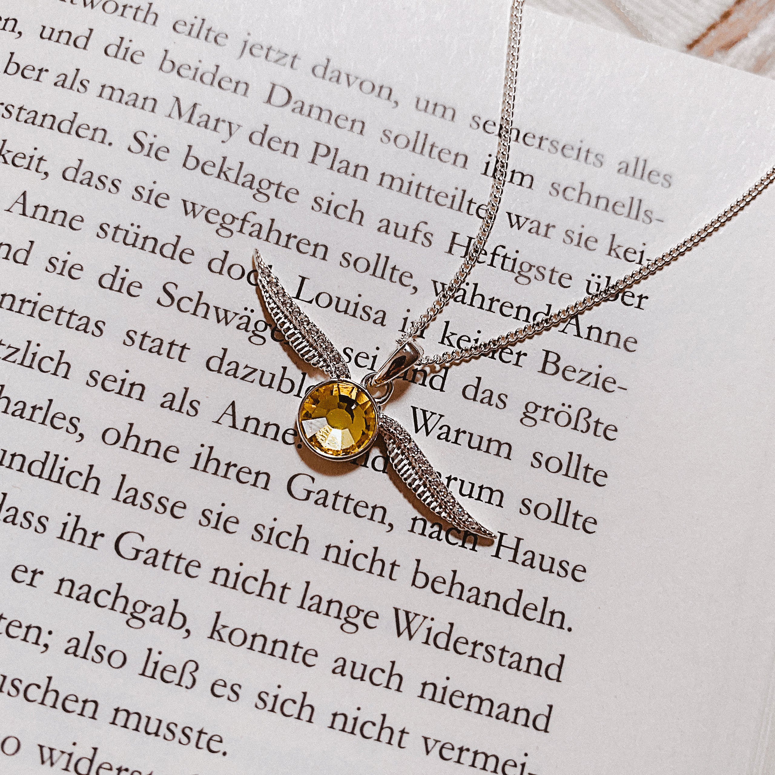 Zdjęcie produktu Harry Potter - Naszyjnik Złoty Znicz z kryształem