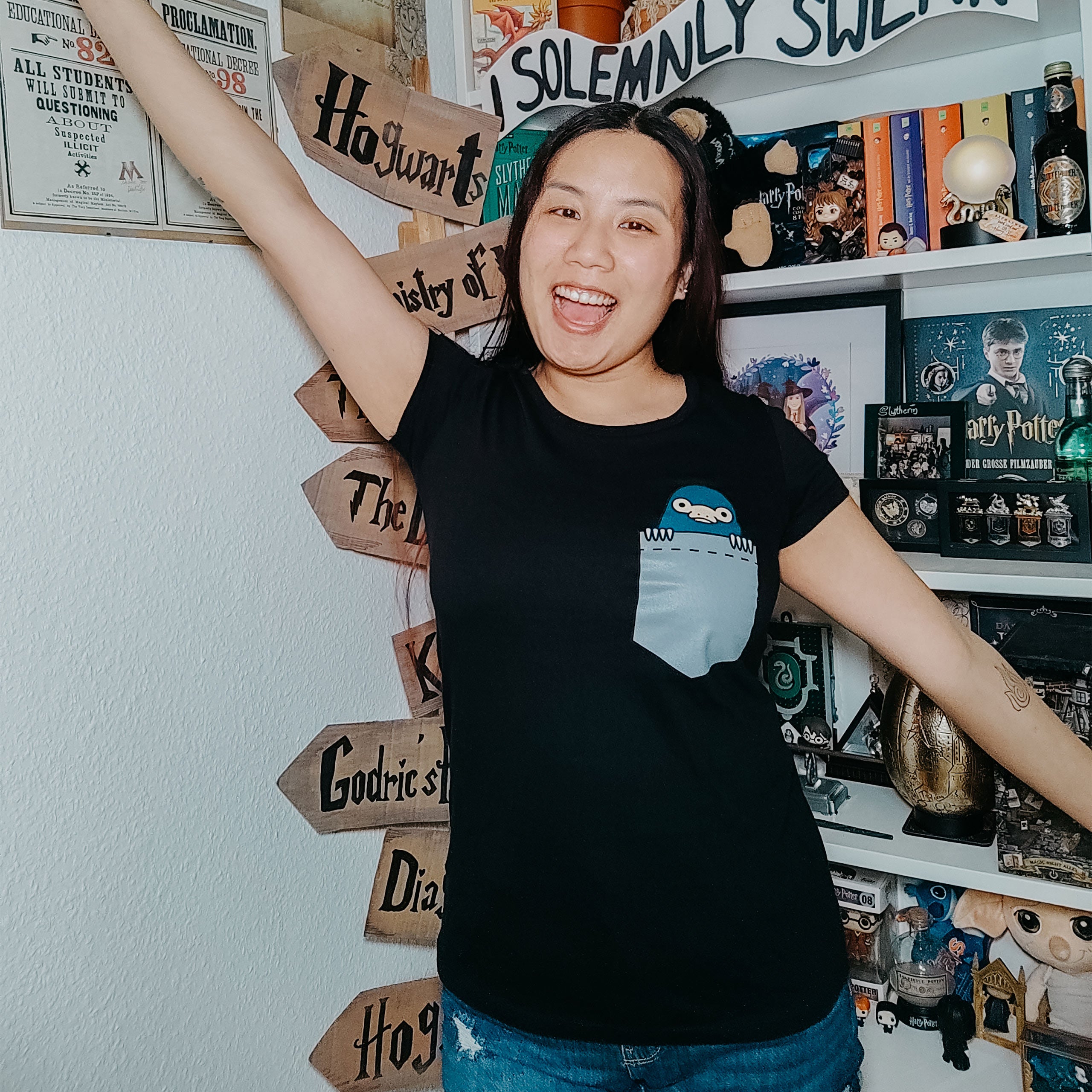 Zdjęcie produktu Kieszeń Niffler - Fantastyczne Zwierzęta T-Shirt damski czarny