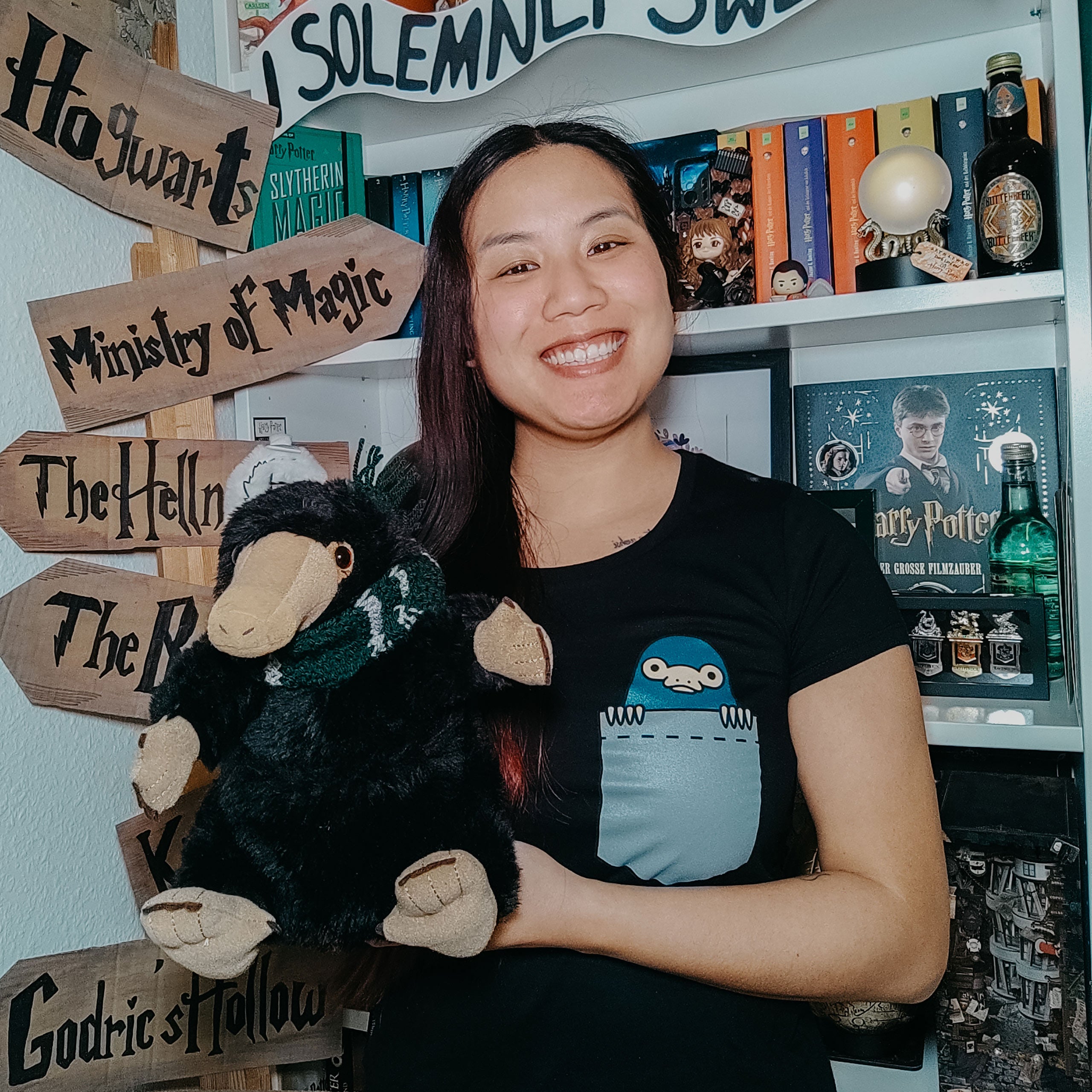 Zdjęcie produktu Kieszeń Niffler - Fantastyczne Zwierzęta T-Shirt damski czarny