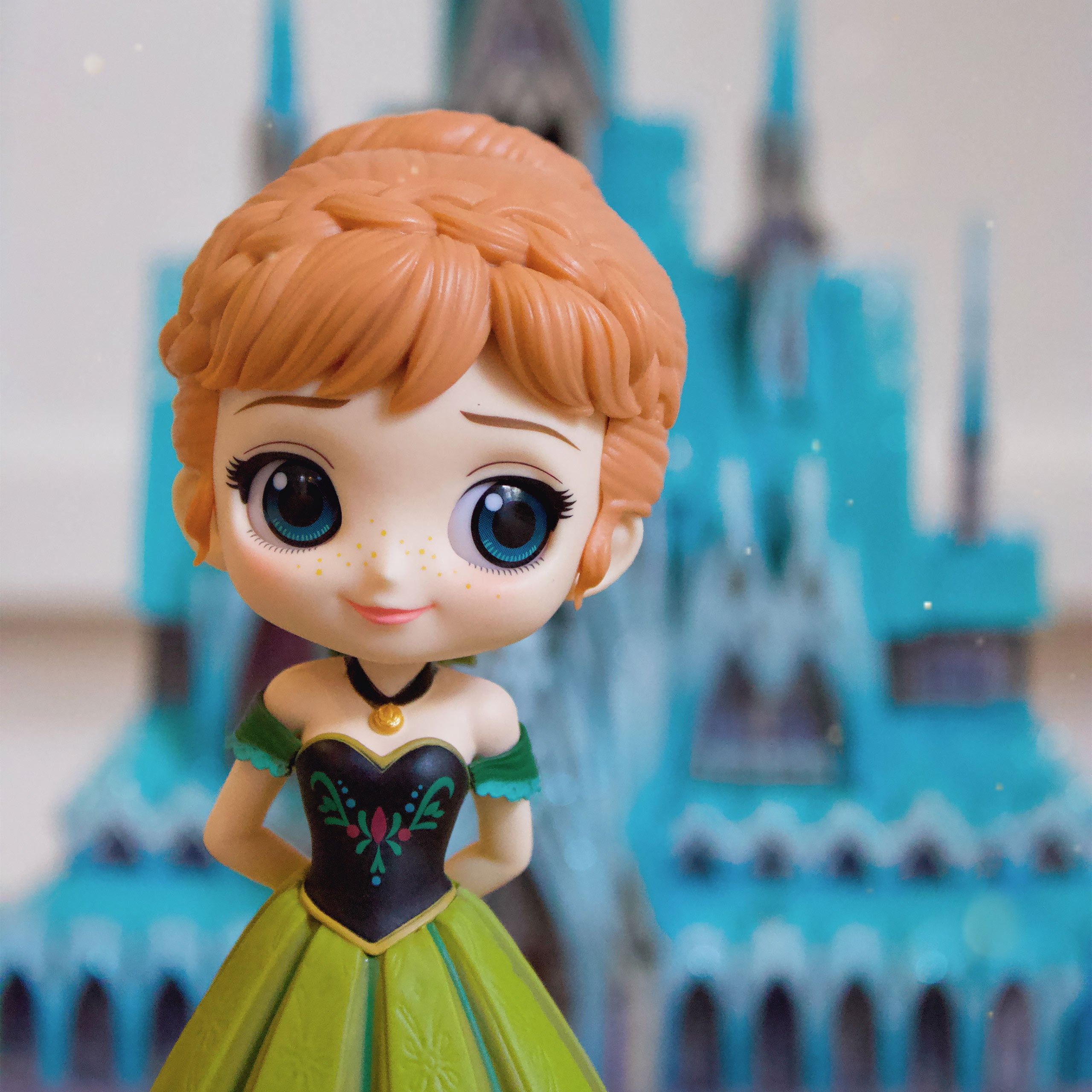 Zdjęcie produktu Frozen - Anna w stylu koronacyjnym Q Posket Figur 14 cm