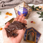 Zdjęcie produktu Figurka czekoladowej żaby z kartą kolekcjonerską - replika z Harry'ego Pottera