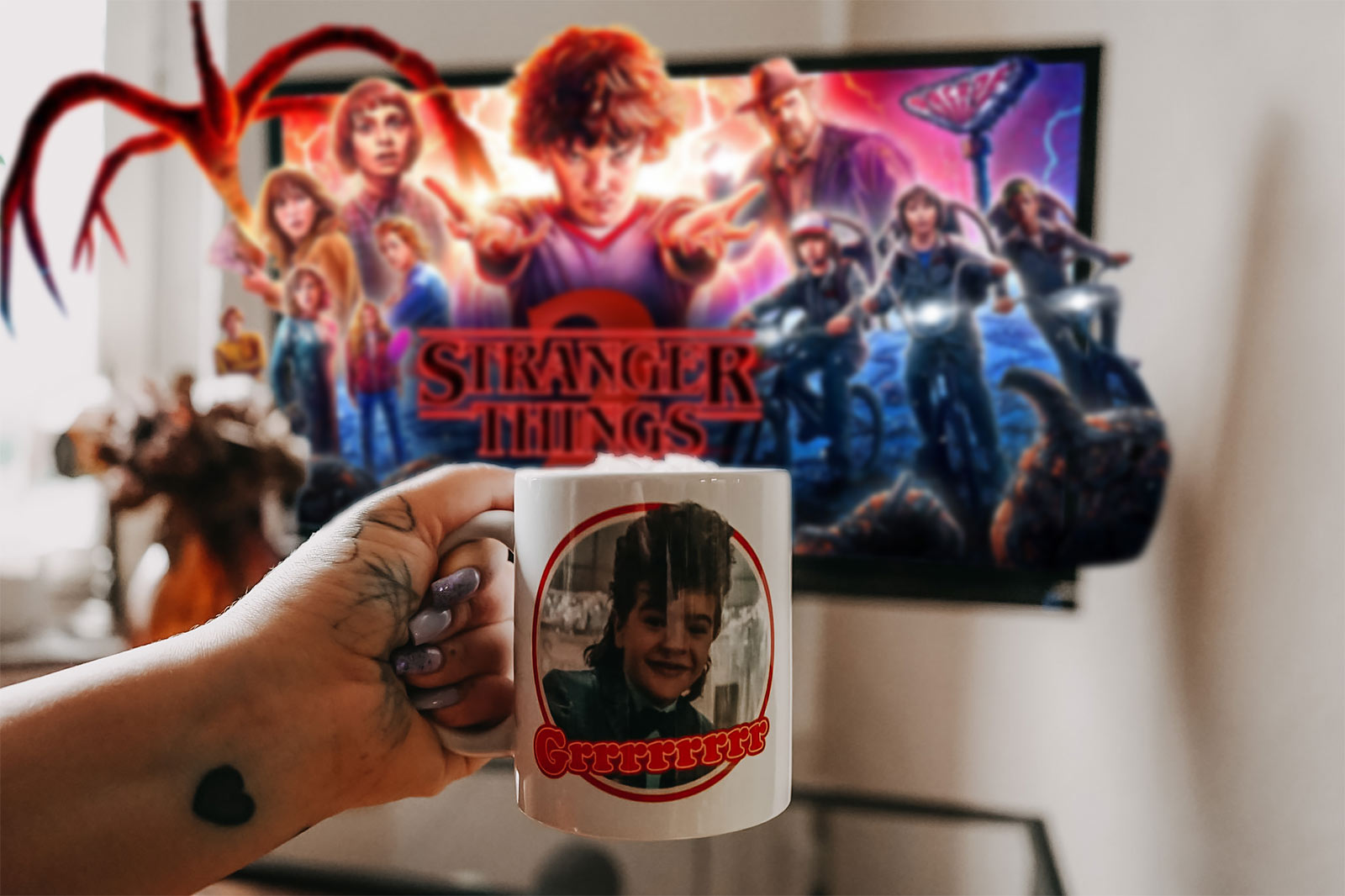 Zdjęcie produktu Stranger Things - Kubek Dustin Snowball Dance