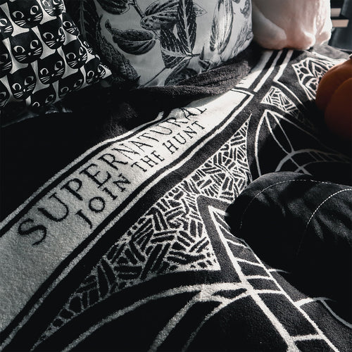 Zdjęcie produktu Supernatural - Koc z miękkiego materiału z symbolem pułapki na diabła