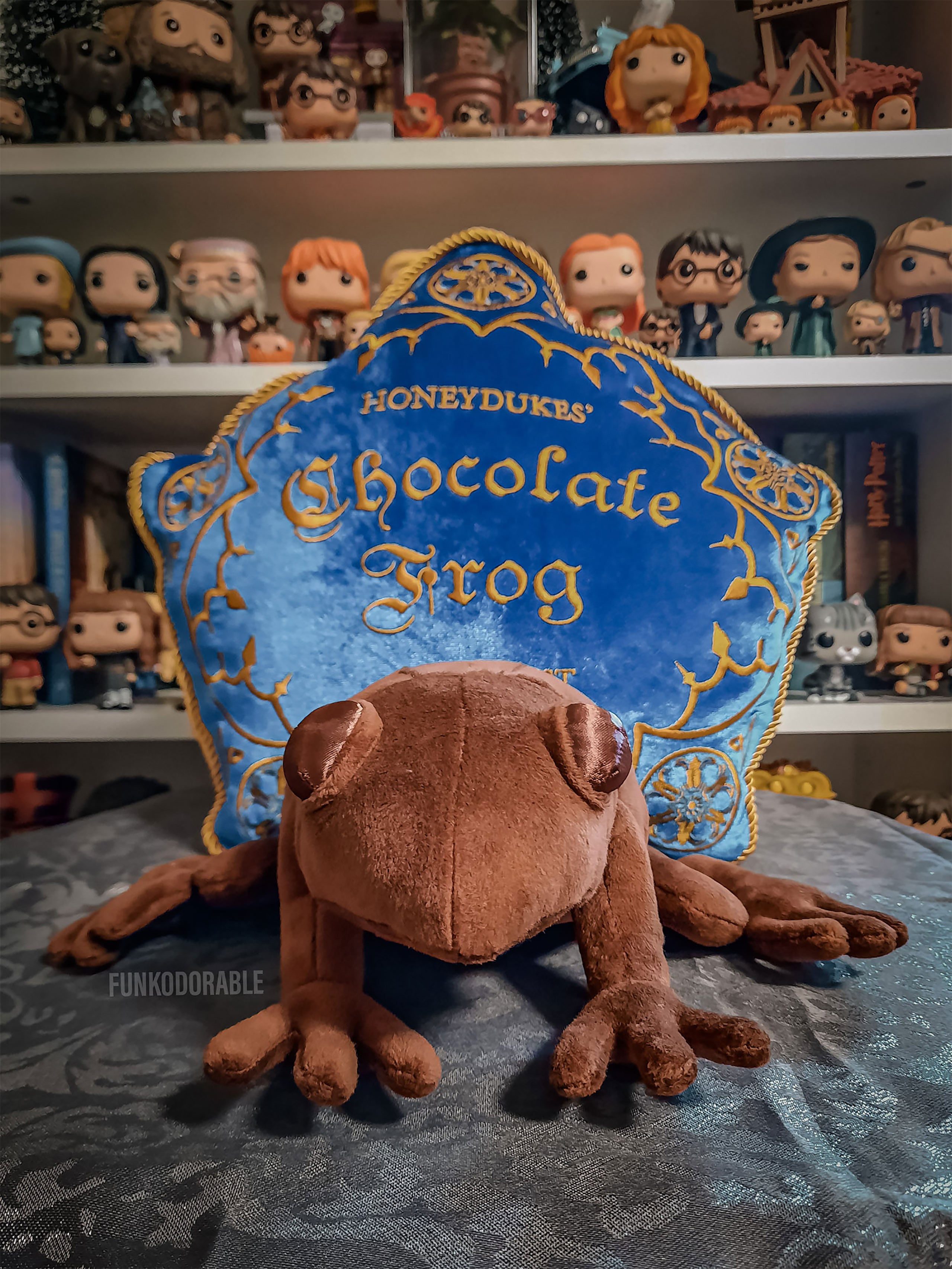 Zdjęcie produktu Harry Potter - Poduszka z Czekoladową Żabą i pluszową figurką