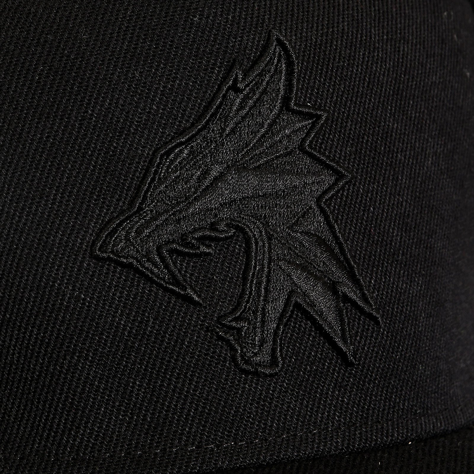 Zdjęcie produktu Wiedźmin - Czapka Snapback z sylwetką wilka czarna