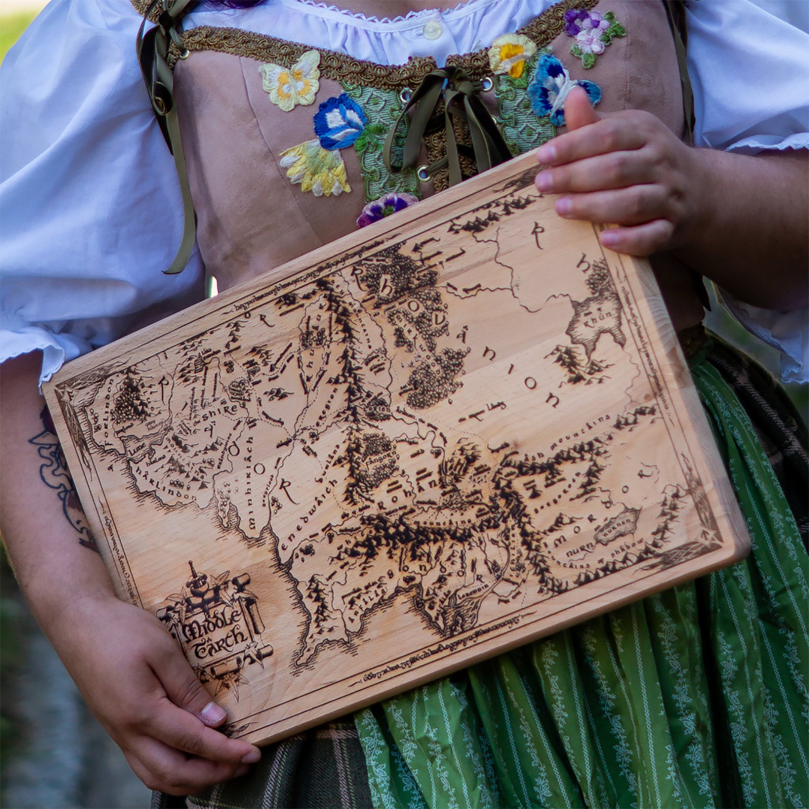 Zdjęcie produktu Władca Pierścieni - Deska do krojenia z mapą Śródziemia z drewna bukowego