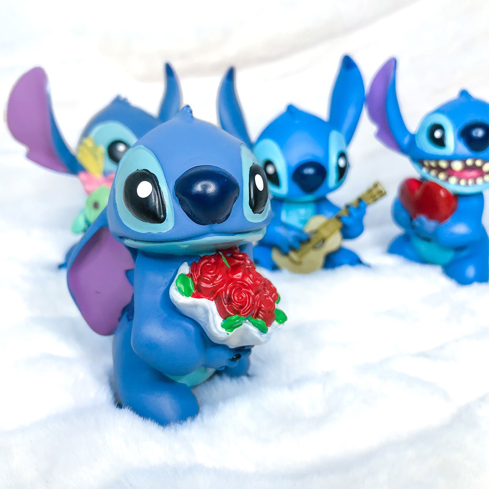 Zdjęcie produktu Lilo & Stitch - Figurka Stitcha z różami