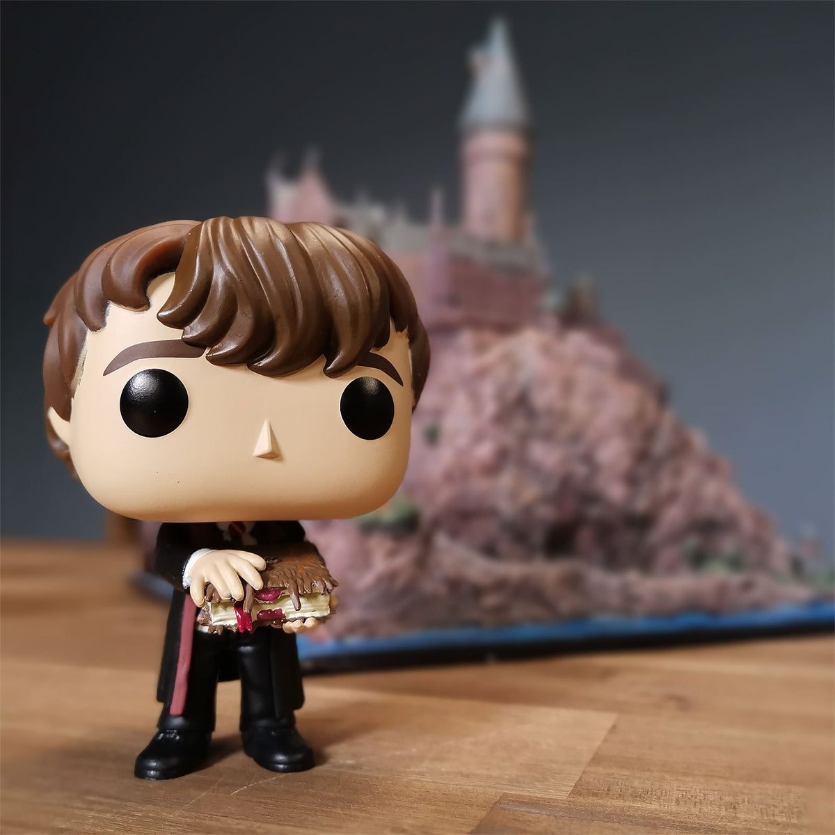 Zdjęcie produktu Harry Potter - Neville z potworną księgą Funko Pop figurka