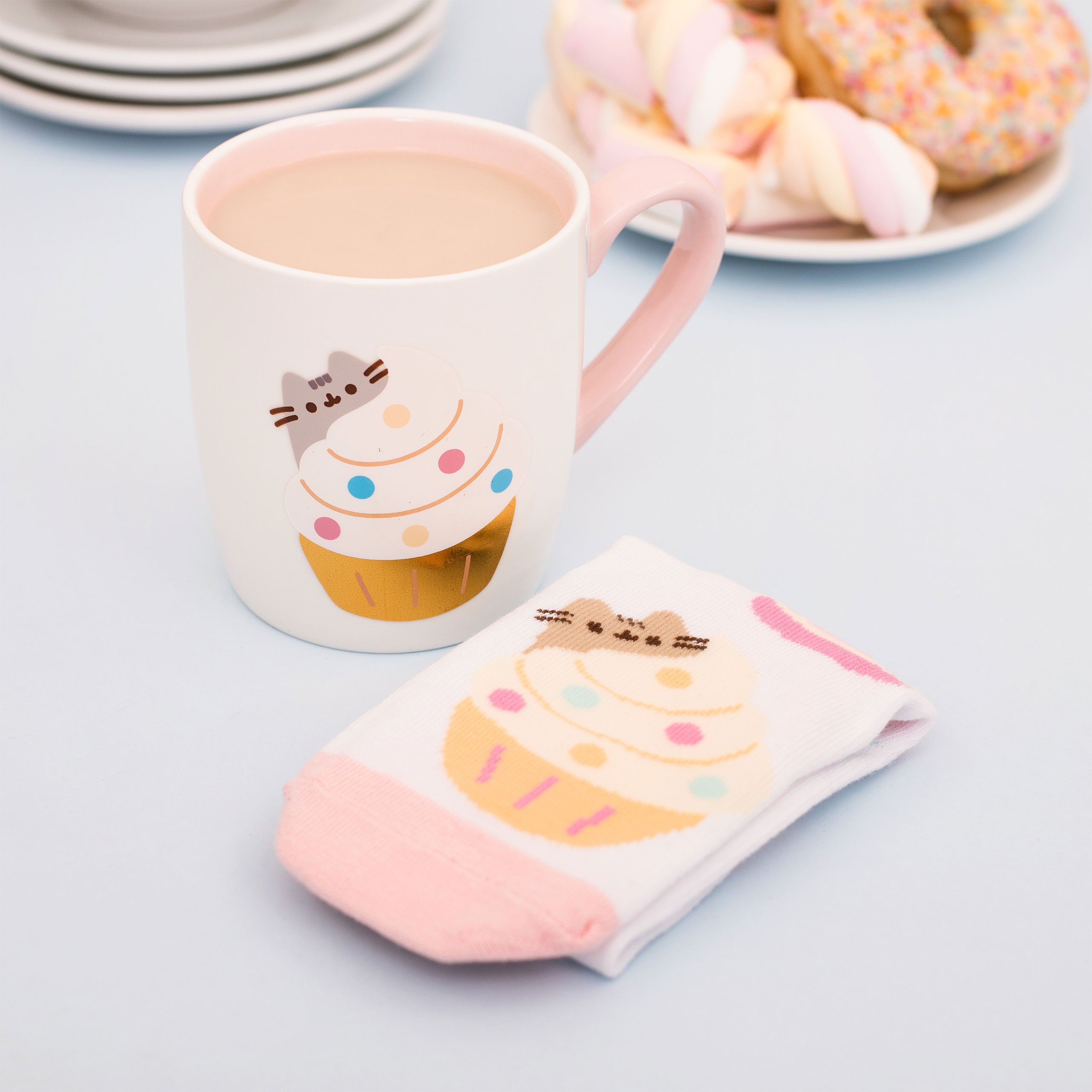 Zdjęcie produktu Pusheen - Skarpetki i kubek z motywem babeczki