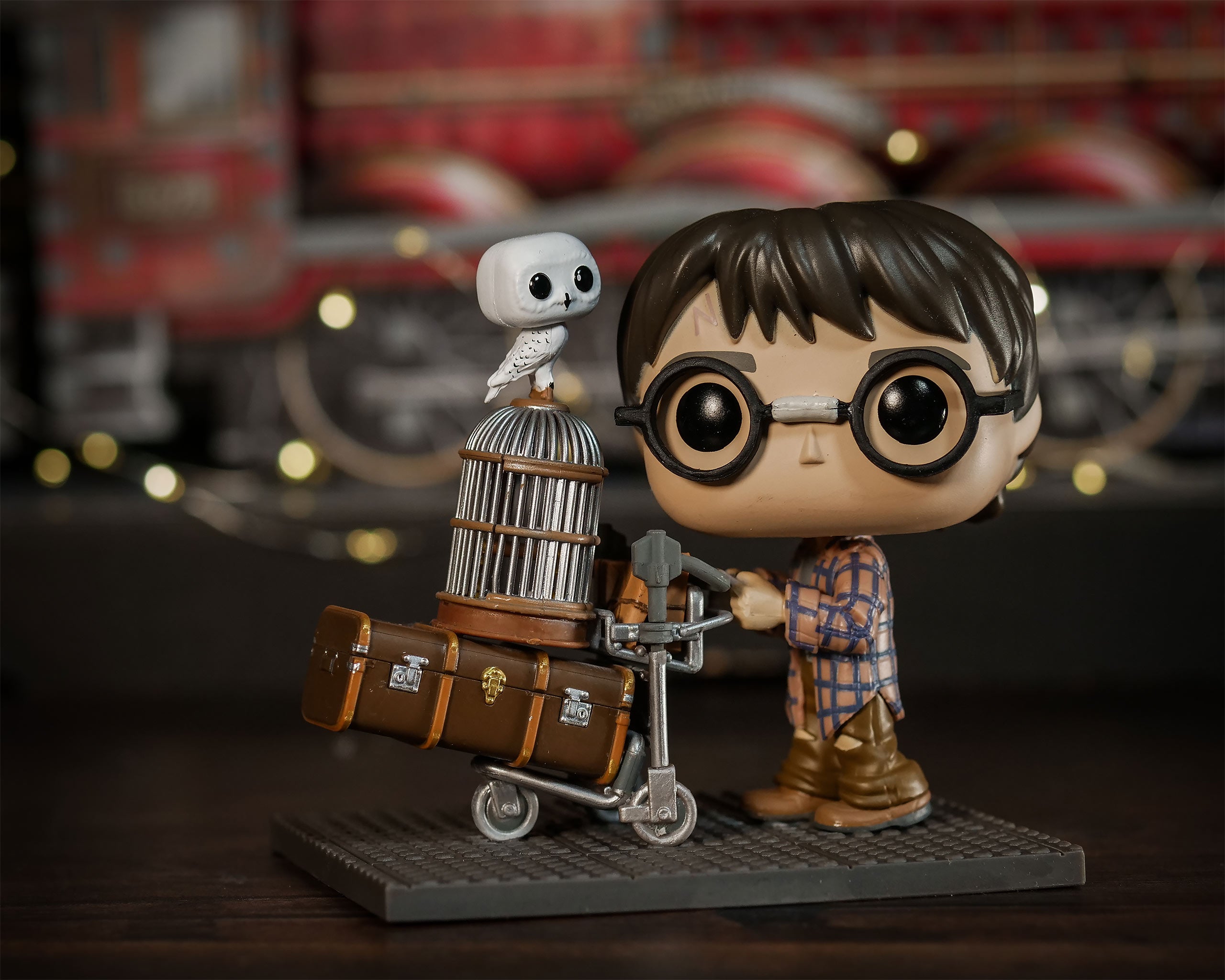 Zdjęcie produktu Harry Potter z wózkiem bagażowym na peronie 9 3/4 Funko Pop Figurka