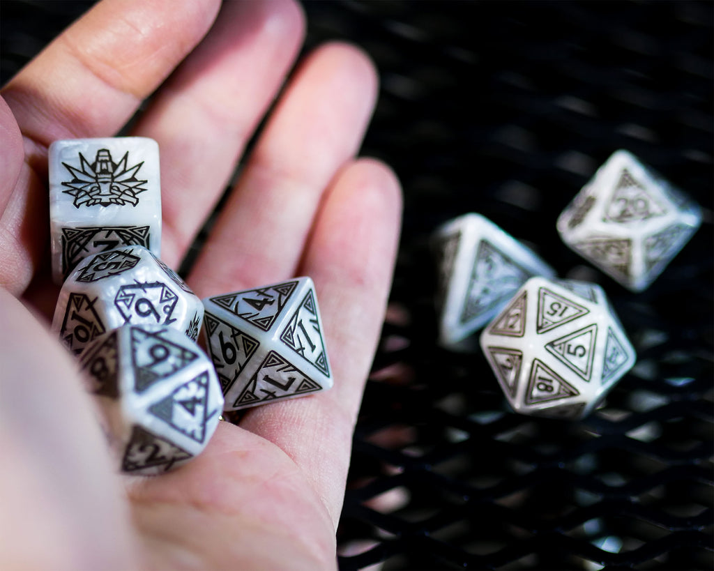Zdjęcie produktu Wiedźmin - Geralt Biały Wilk RPG Zestaw Kości 7 szt. z monetą kolekcjonerską