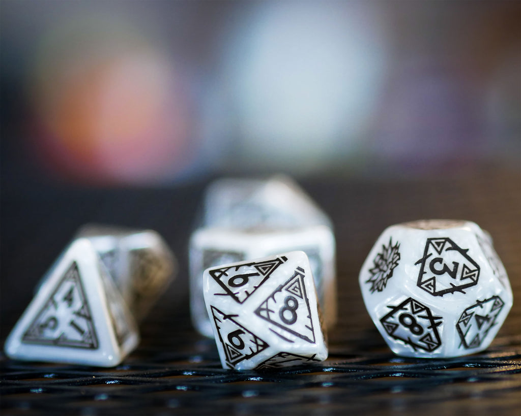 Zdjęcie produktu Wiedźmin - Geralt Biały Wilk RPG Zestaw Kości 7 szt. z monetą kolekcjonerską