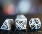 Zdjęcie produktu Wiedźmin - Geralt Biały Wilk RPG Zestaw Kości 7 szt. z monetą kolekcjonerską