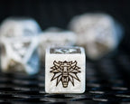Zdjęcie produktu Wiedźmin - Geralt Biały Wilk RPG Zestaw Kości 7 szt. z monetą kolekcjonerską