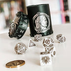 Zdjęcie produktu Wiedźmin - Geralt Biały Wilk RPG Zestaw Kości 7 szt. z monetą kolekcjonerską