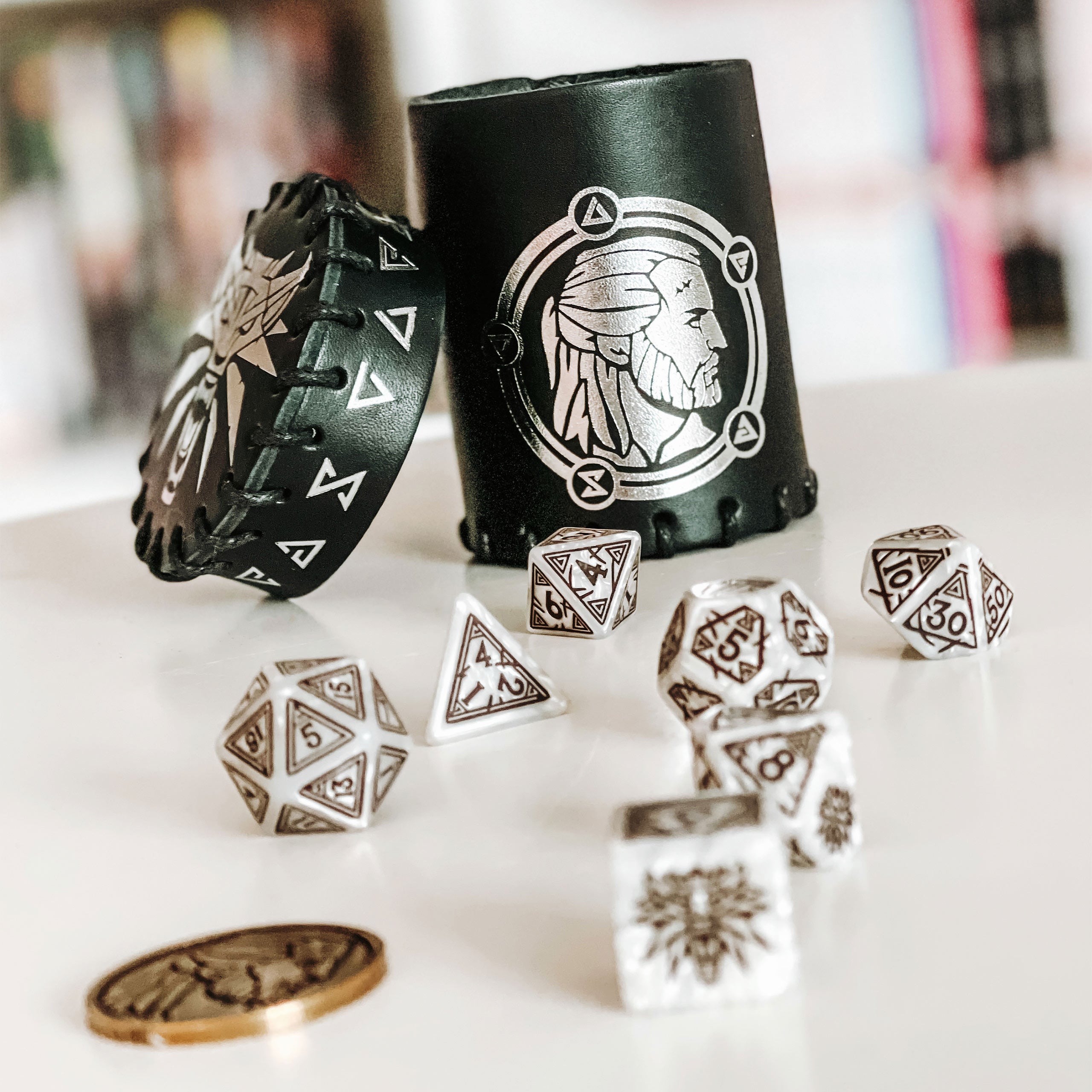 Zdjęcie produktu Wiedźmin - Geralt Biały Wilk RPG Zestaw Kości 7 szt. z monetą kolekcjonerską