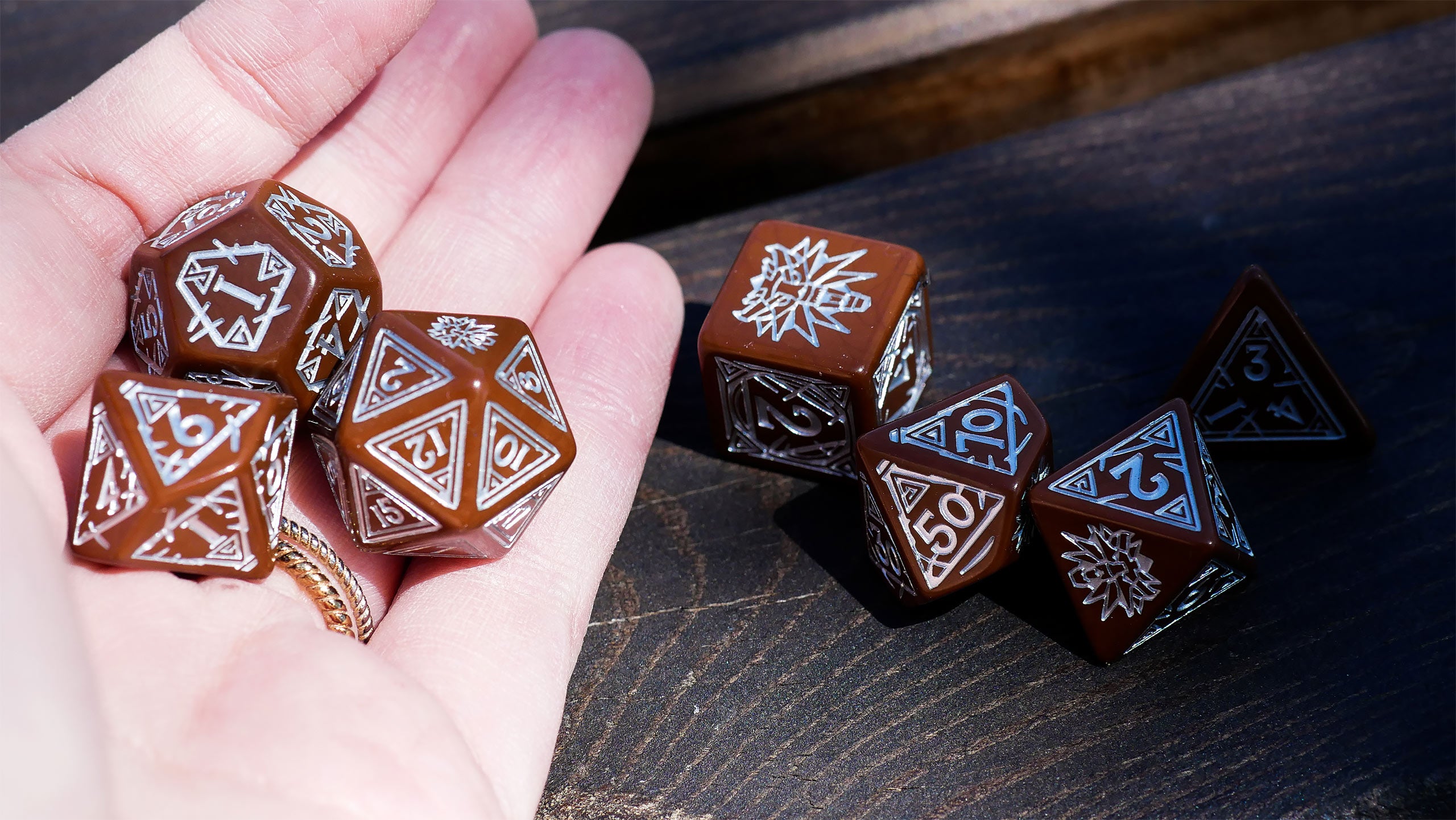 Zdjęcie produktu Wiedźmin - Geralt Towarzysz Płotki RPG Zestaw Kości 7-częściowy z monetą kolekcjonerską