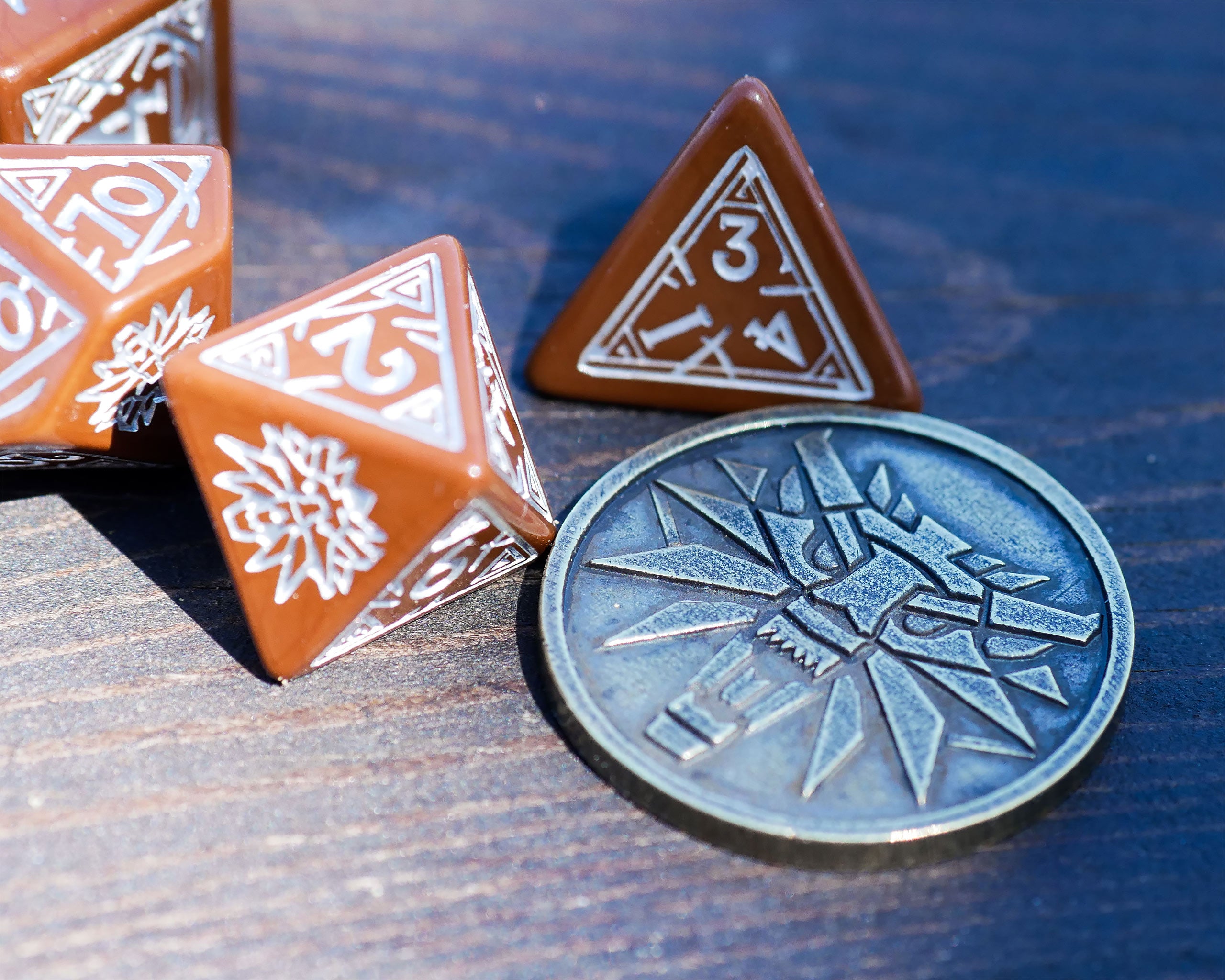Zdjęcie produktu Wiedźmin - Geralt Towarzysz Płotki RPG Zestaw Kości 7-częściowy z monetą kolekcjonerską