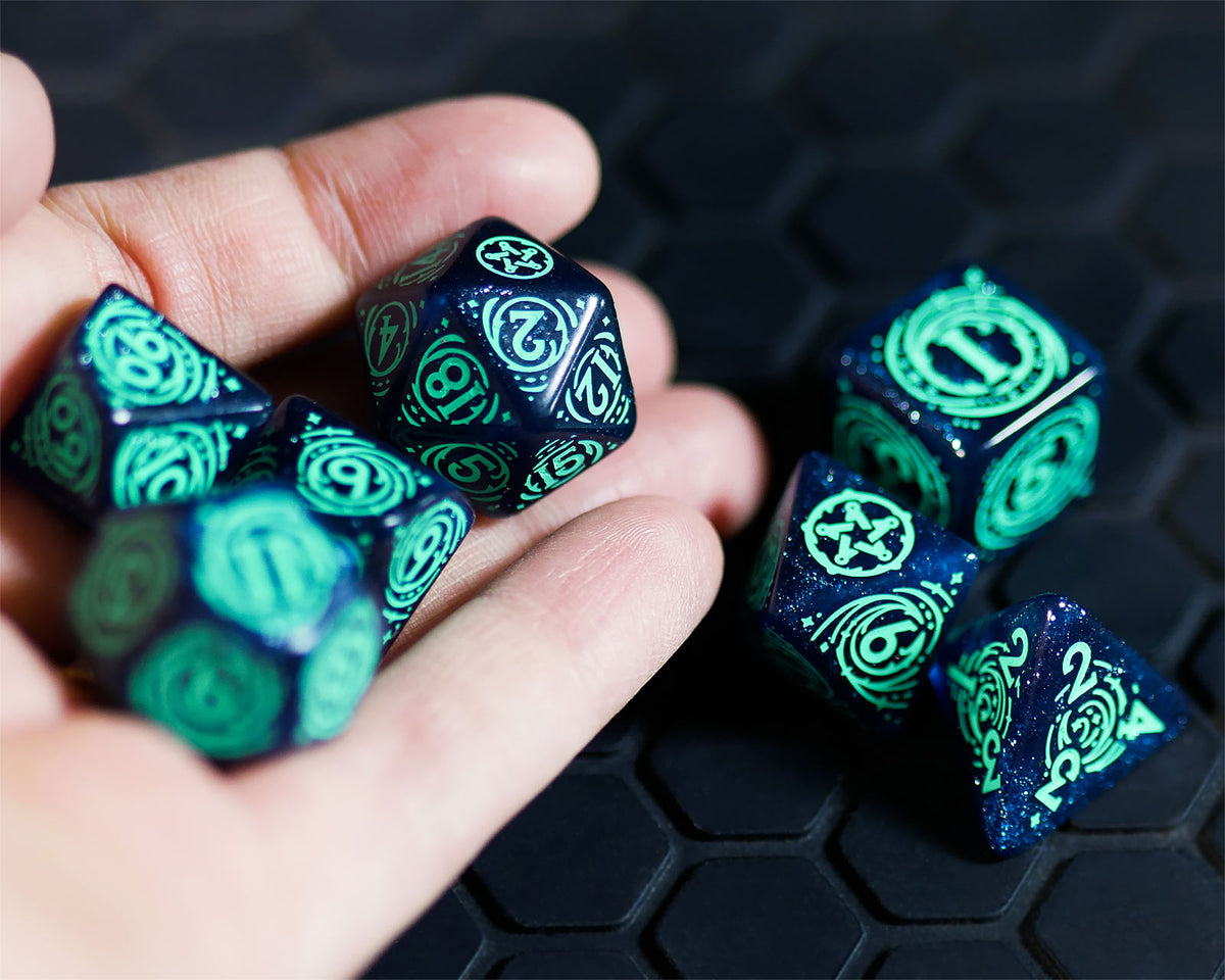 Zdjęcie produktu Wiedźmin - Yennefer Sorceress Supreme RPG Zestaw Kości 7-częściowy z monetą kolekcjonerską