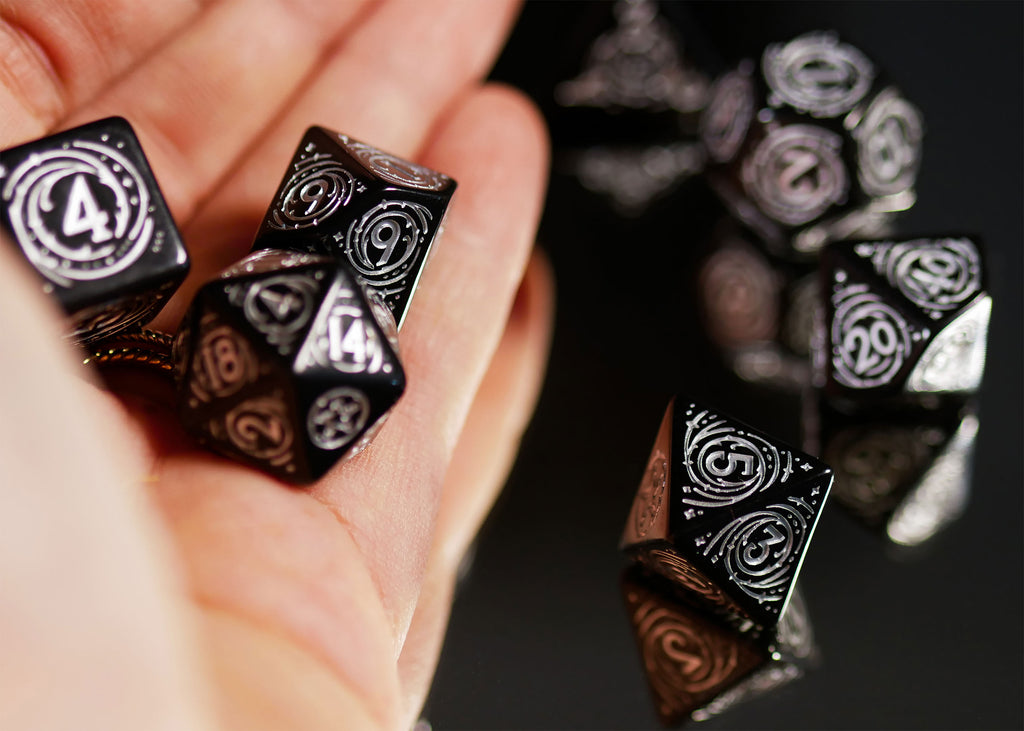 Zdjęcie produktu Wiedźmin - Yennefer Obsidian Star RPG Zestaw Kości 7-częściowy z monetą kolekcjonerską