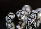Zdjęcie produktu Wiedźmin - Yennefer Obsidian Star RPG Zestaw Kości 7-częściowy z monetą kolekcjonerską