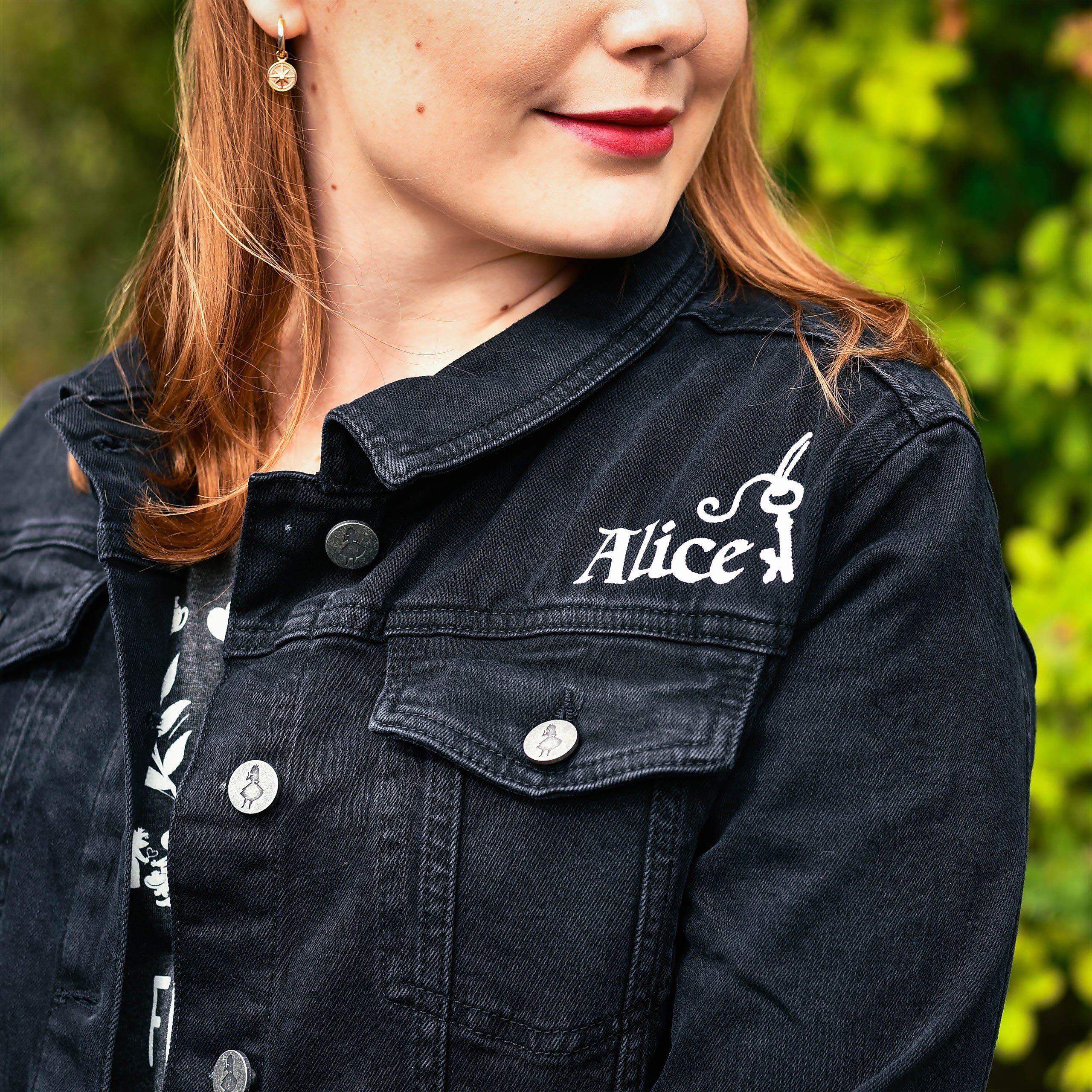 Zdjęcie produktu Alicja w Krainie Czarów - Czarna kurtka jeansowa damska