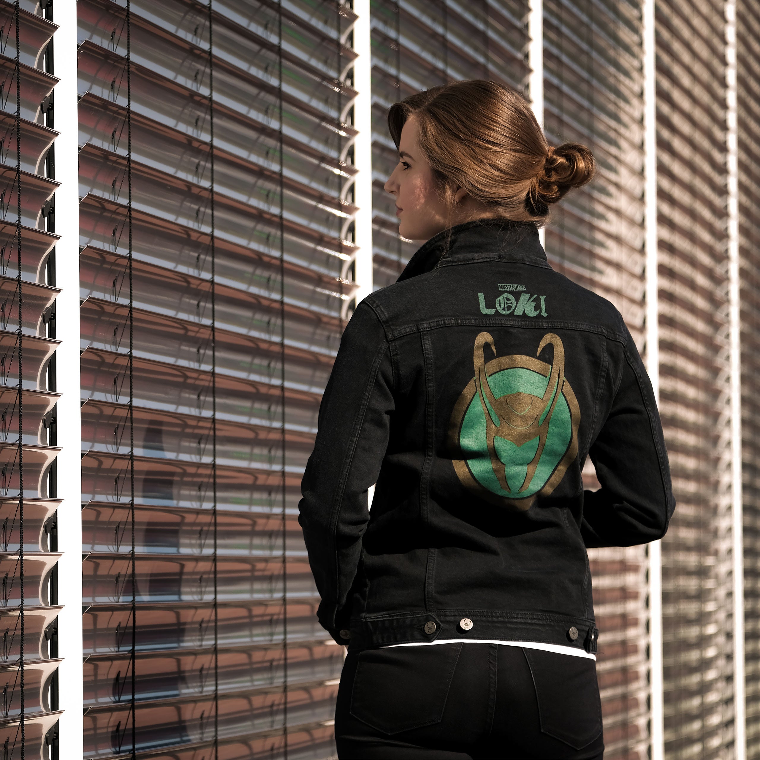 Zdjęcie produktu Loki - Logo jeansowa kurtka damska czarna