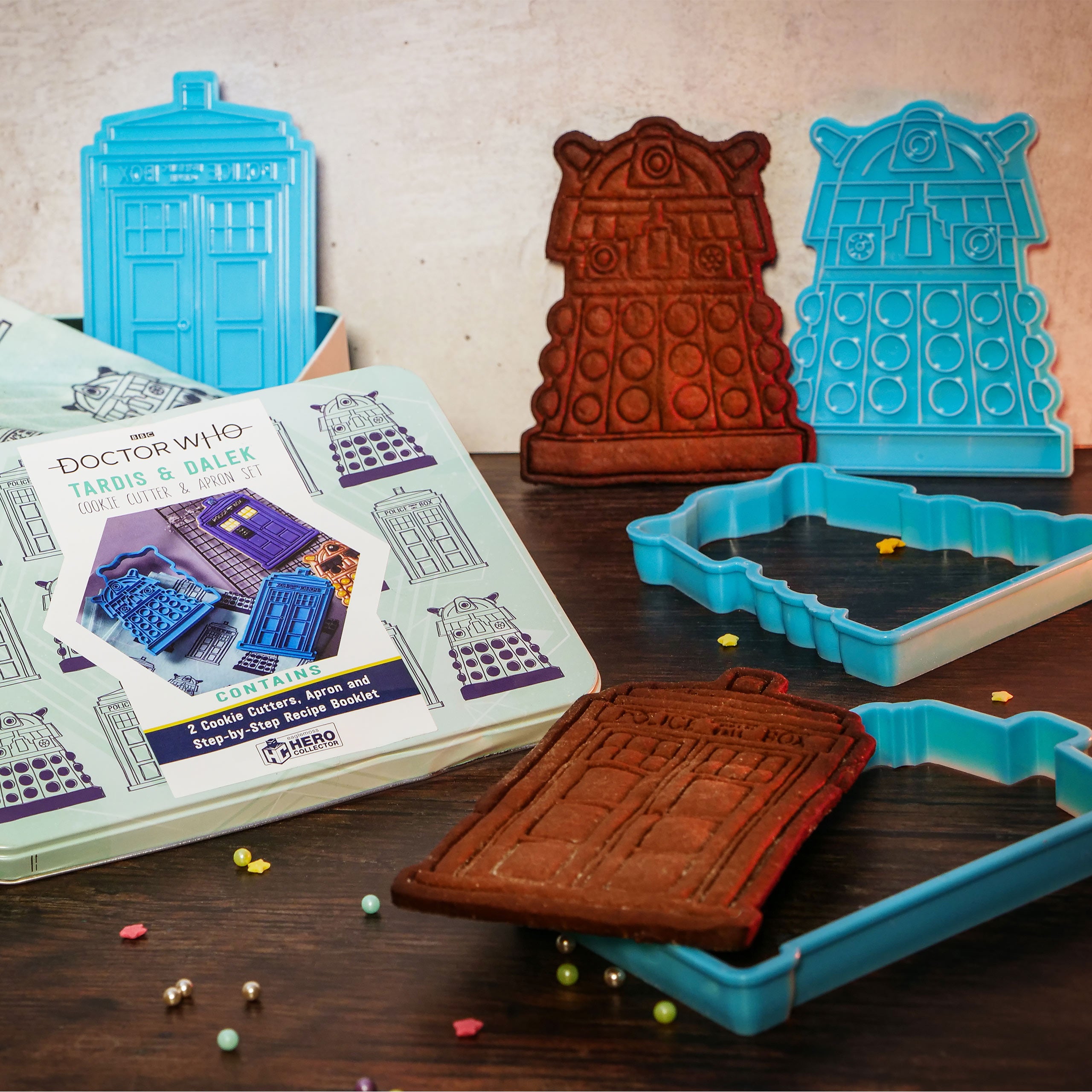 Zdjęcie produktu Doctor Who - Pojemnik na ciastka Tardis i Dalek z foremkami do wykrawania i fartuchem