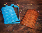 Zdjęcie produktu Doctor Who - Pojemnik na ciastka Tardis i Dalek z foremkami do wykrawania i fartuchem