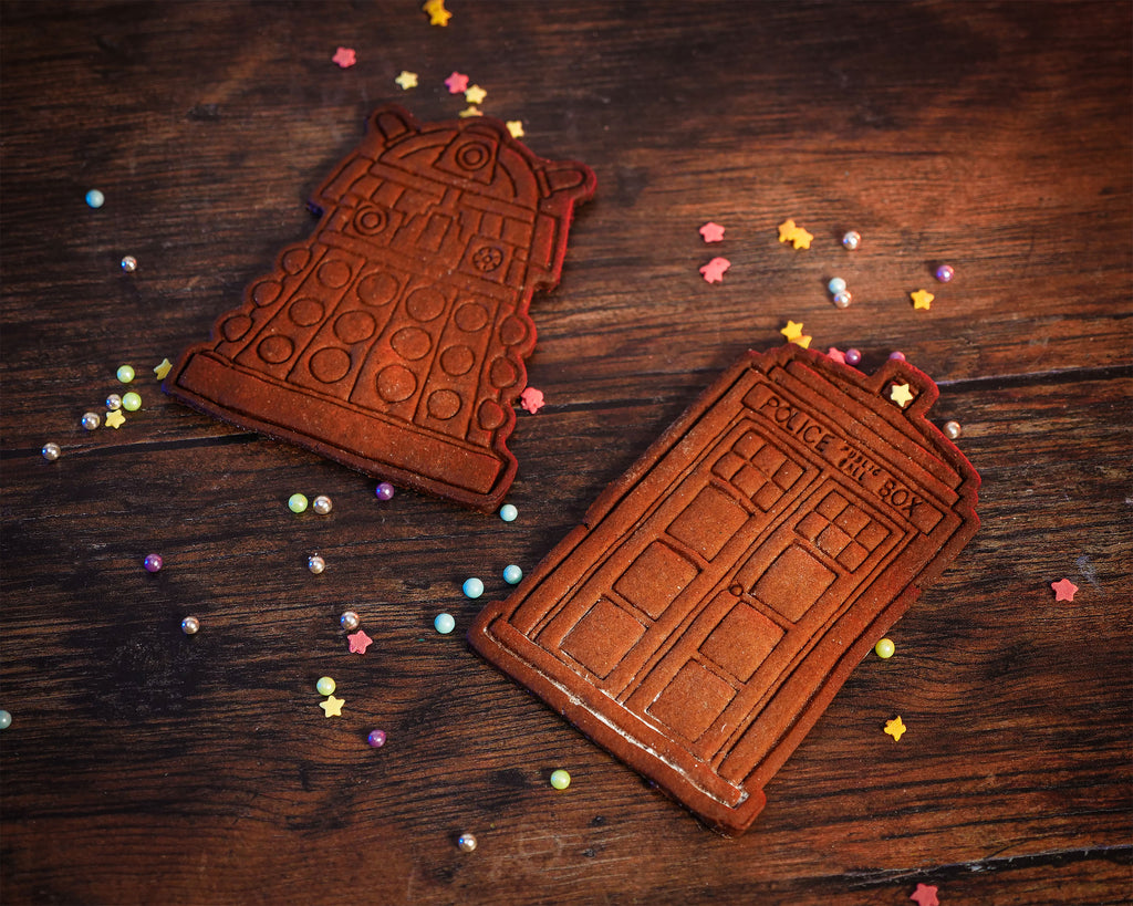 Zdjęcie produktu Doctor Who - Pojemnik na ciastka Tardis i Dalek z foremkami do wykrawania i fartuchem
