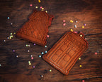 Zdjęcie produktu Doctor Who - Pojemnik na ciastka Tardis i Dalek z foremkami do wykrawania i fartuchem