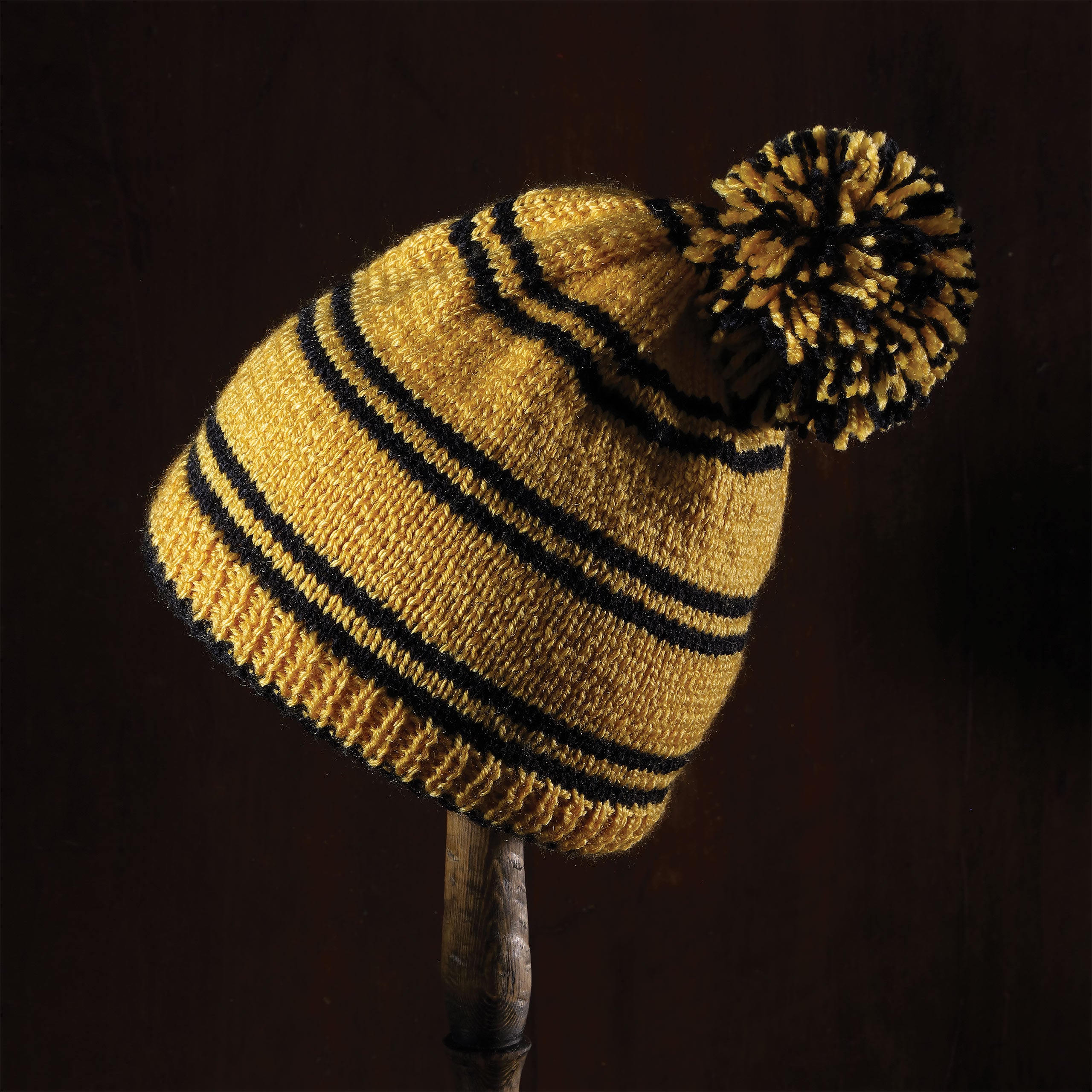 Zdjęcie produktu Czapka z pomponem Hufflepuff - Zestaw do robienia na drutach - Harry Potter
