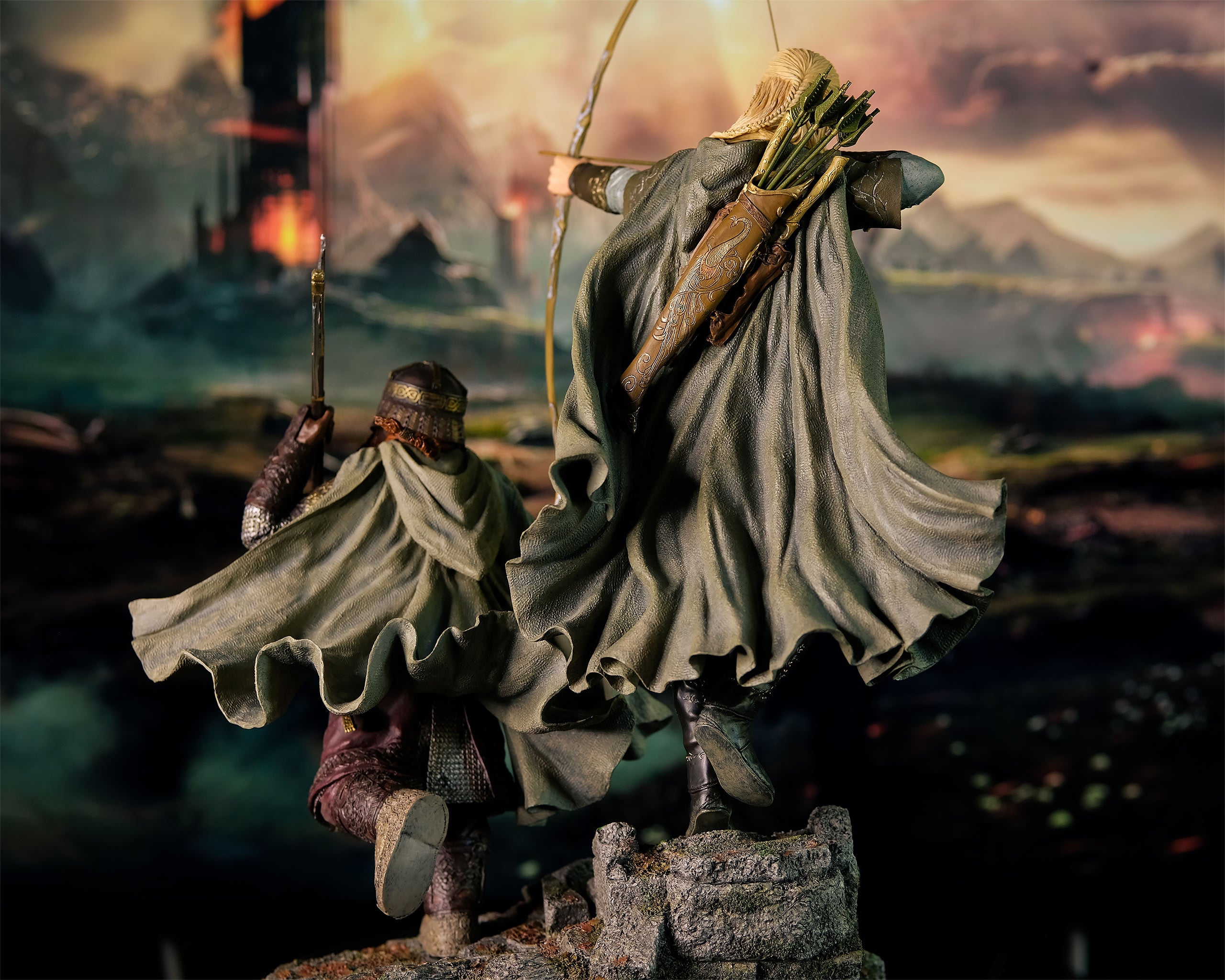 Product image The Lord of the Rings - Legolas and Gimli Deluxe Figure 46 cm