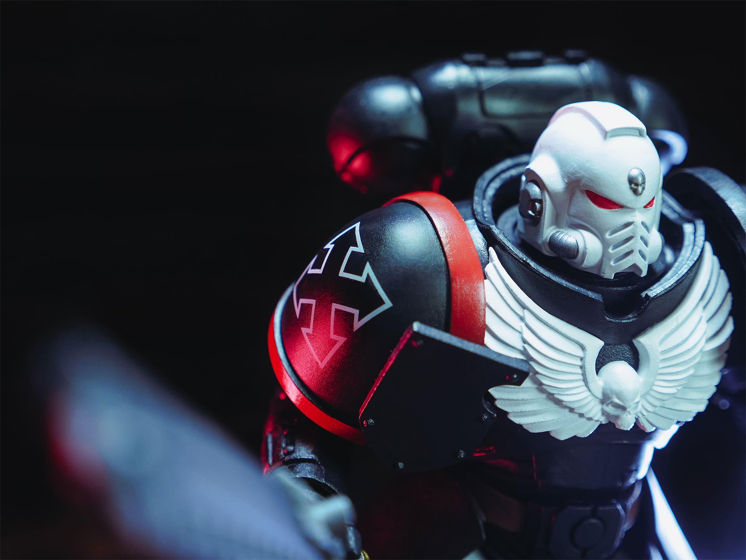 Zdjęcie produktu Warhammer 40k - Raven Guard Weteran Sierżant Figurka Akcji 18,5 cm
