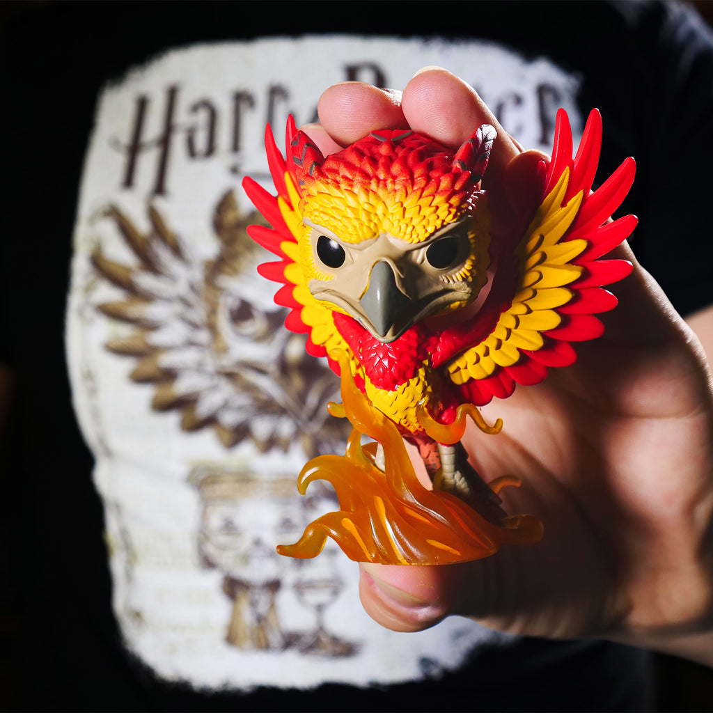 Zdjęcie produktu Koszulka Fawkes z figurką Funko Pop Glow in the Dark - Harry Potter
