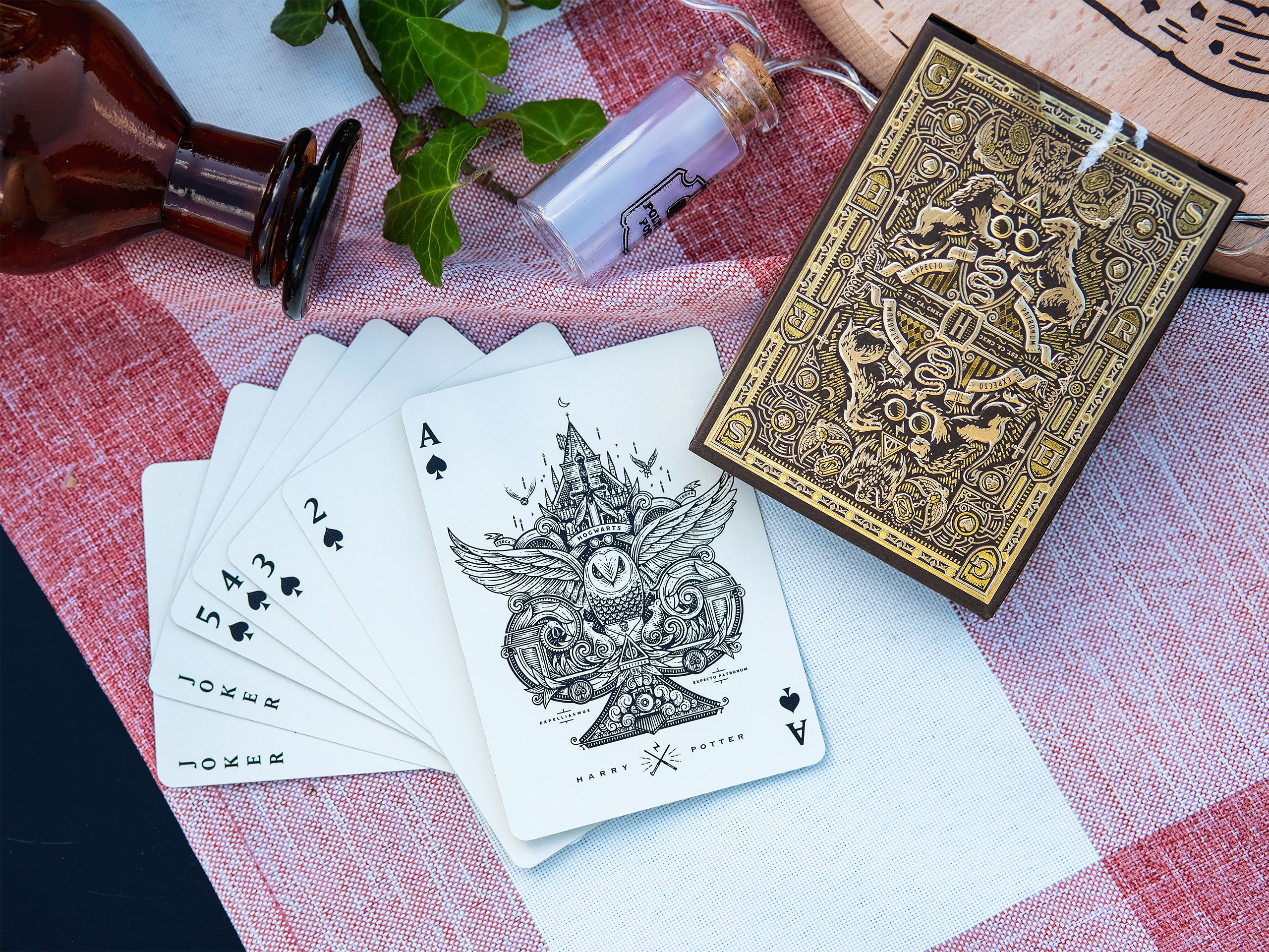 Zdjęcie produktu Harry Potter - Hufflepuff Gra Karciana Deluxe Edition