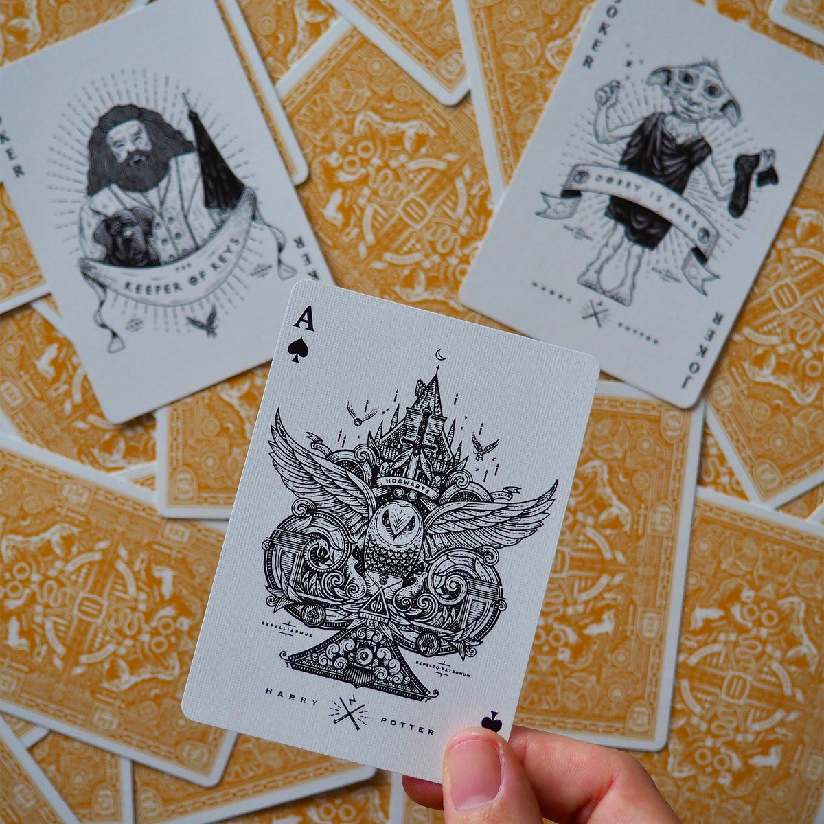 Zdjęcie produktu Harry Potter - Hufflepuff Gra Karciana Deluxe Edition