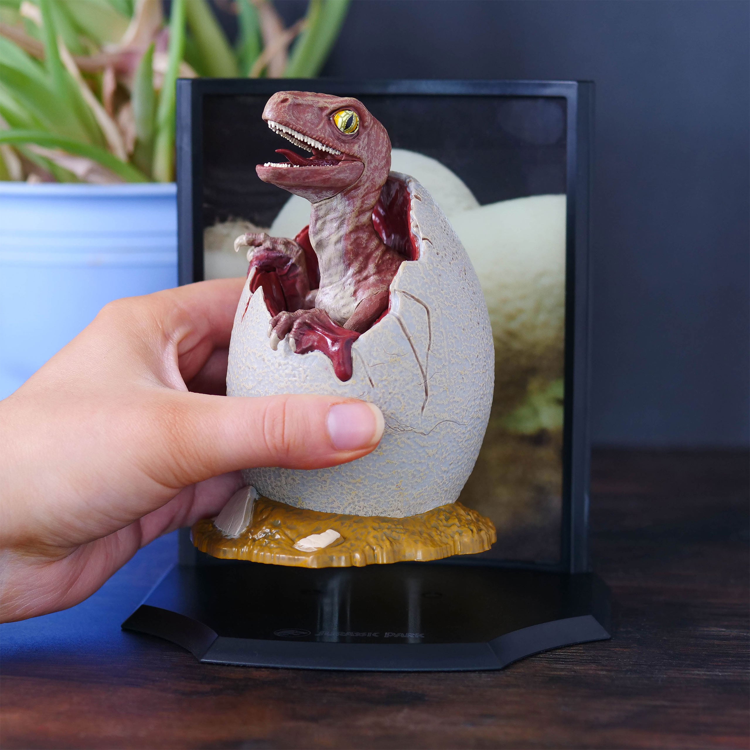 Zdjęcie produktu Jurassic Park - Baby Velociraptor Egg Diorama Figurka