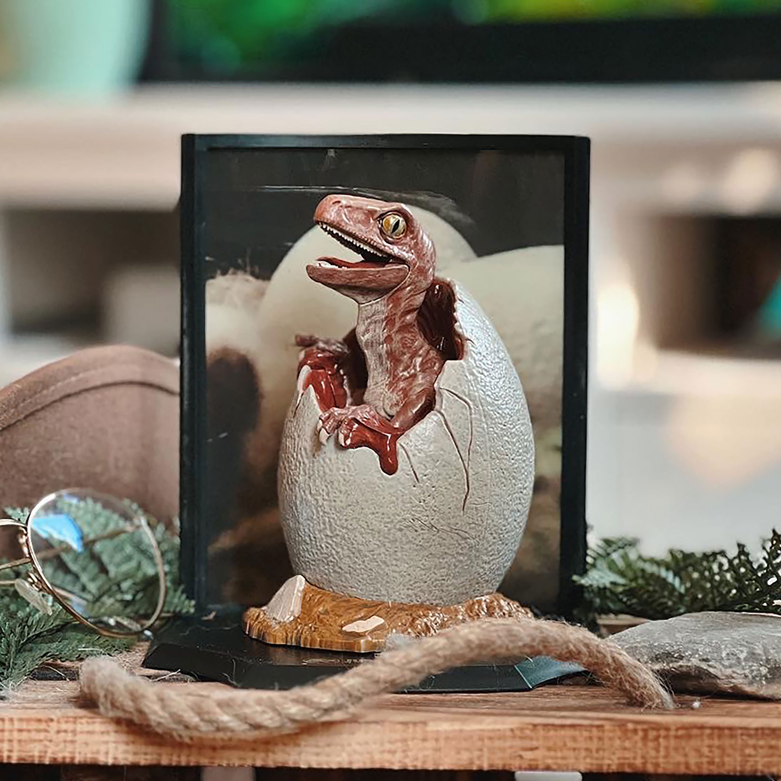 Zdjęcie produktu Jurassic Park - Baby Velociraptor Egg Diorama Figurka