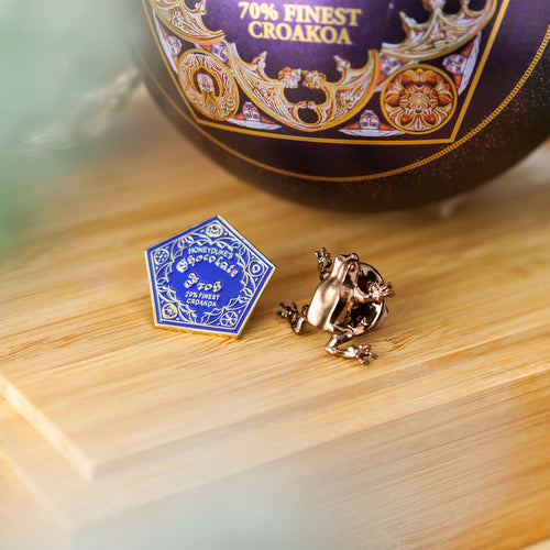 Zdjęcie produktu Harry Potter - Bombka świąteczna z czekoladową żabą i przypinkami