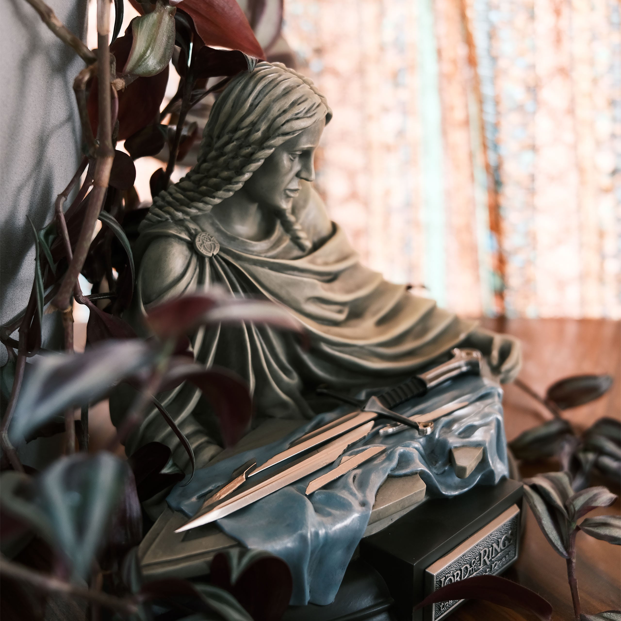 Product image The Lord of the Rings - Broken Blade of Narsil with 1:5 Scale Statue