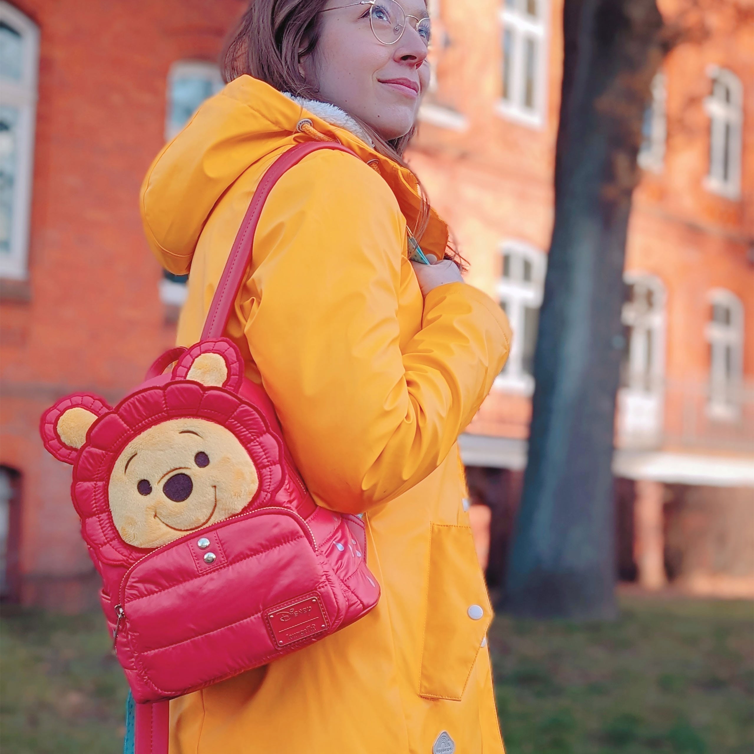 Zdjęcie produktu Kubuś Puchatek - Mini plecak cosplay z czerwoną kurtką puchową