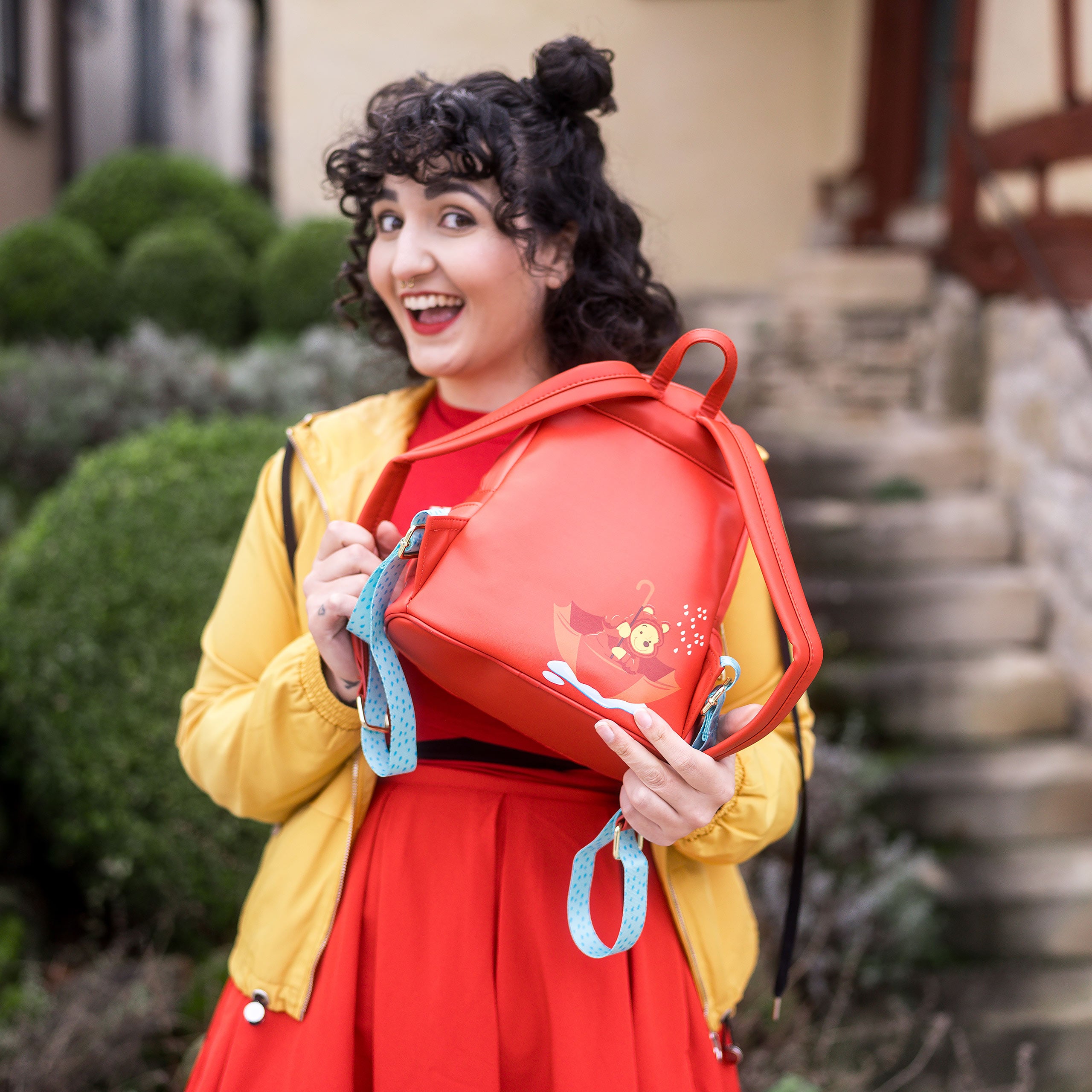 Zdjęcie produktu Kubuś Puchatek - Mini plecak cosplay z czerwoną kurtką puchową