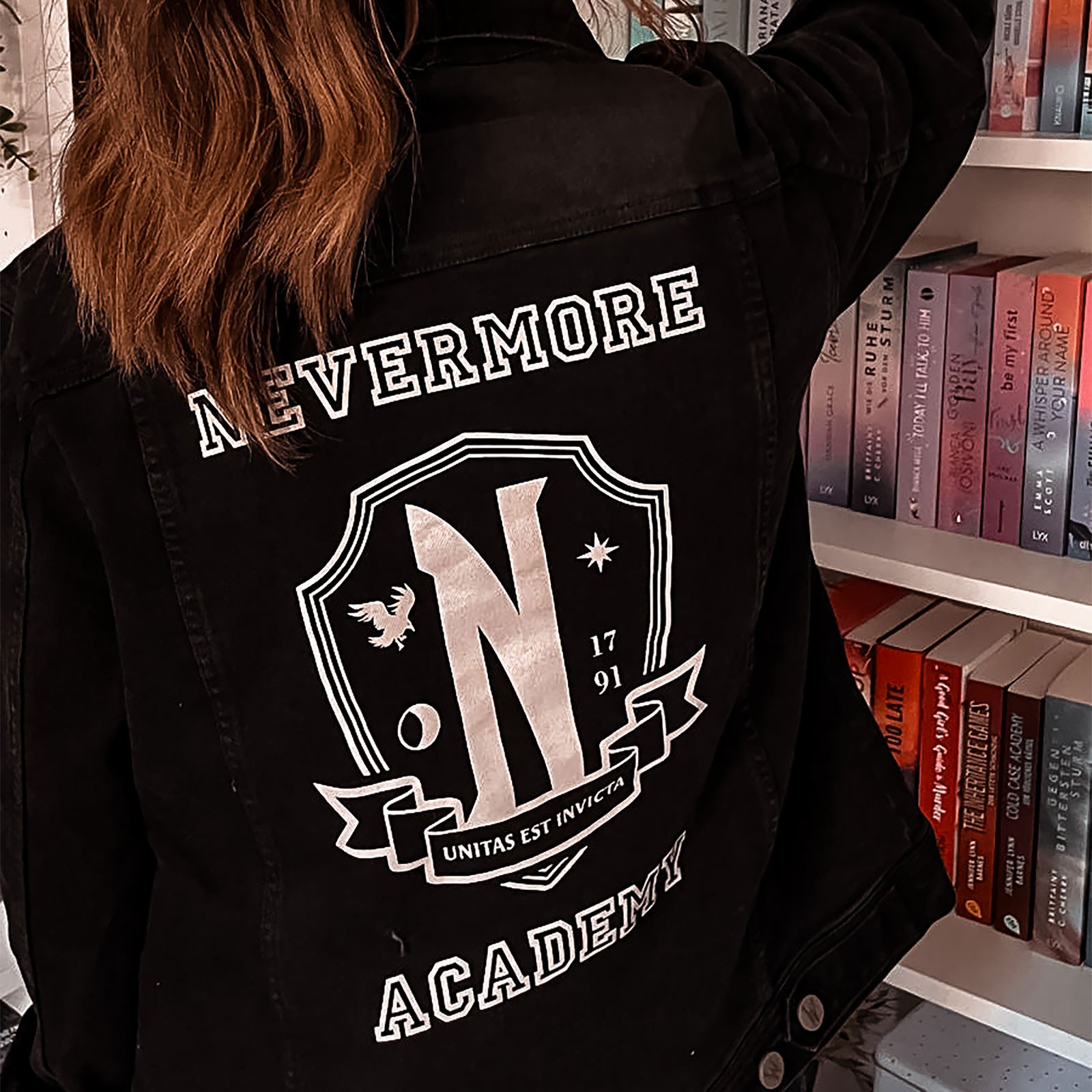 Zdjęcie produktu Wednesday - Czarna kurtka jeansowa Nevermore Academy
