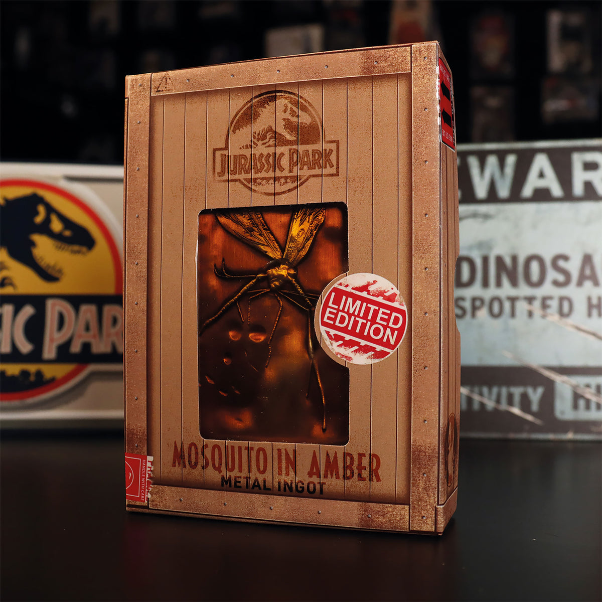 Zdjęcie produktu Jurassic Park - Replika metalowego sztabki z komarem w bursztynie, limitowana edycja