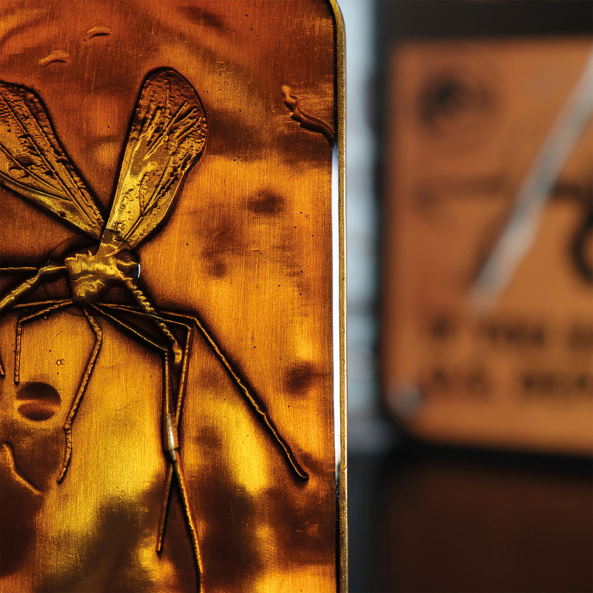 Zdjęcie produktu Jurassic Park - Replika metalowego sztabki z komarem w bursztynie, limitowana edycja