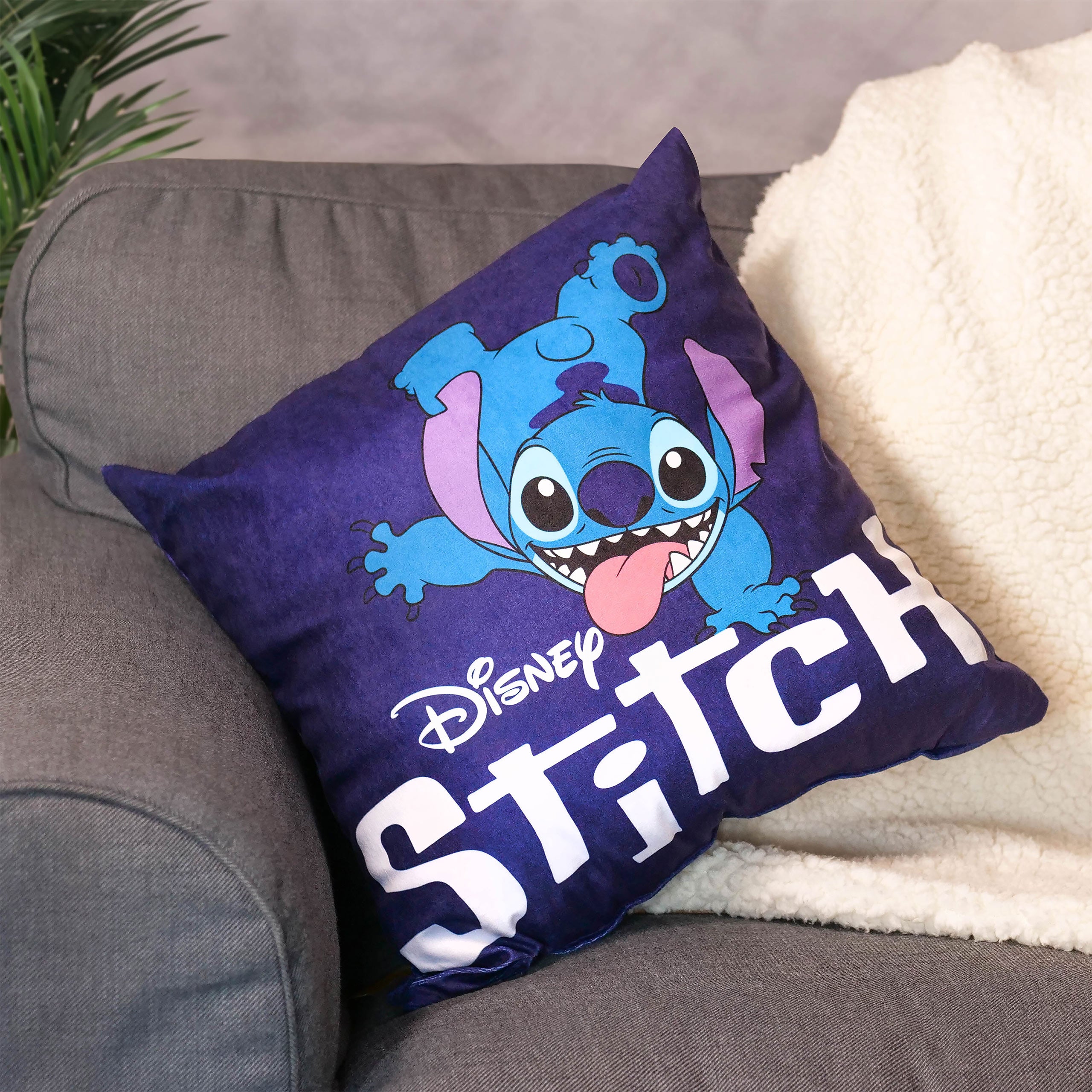 Zdjęcie produktu Poduszka Stitch Ohana Means Family - Lilo & Stitch